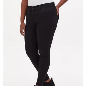Torrid Bombshell Skinny Jeans 14R in Black NWOT